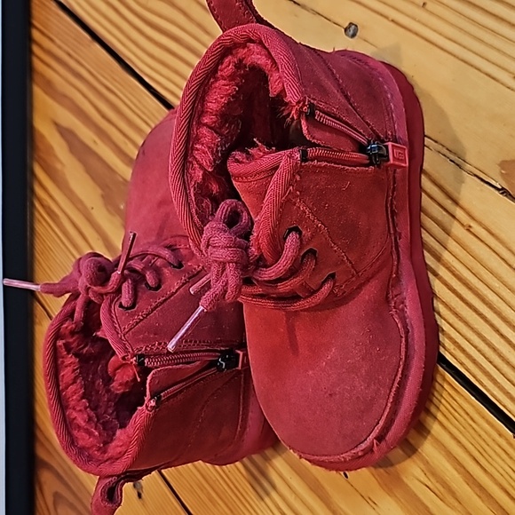 Ugg Neumel II Boot, Red, Toddler Size 10 - Picture 4 of 7